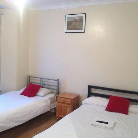 Hotel 70 Hockley Avenue à Barking  Extérieur photo