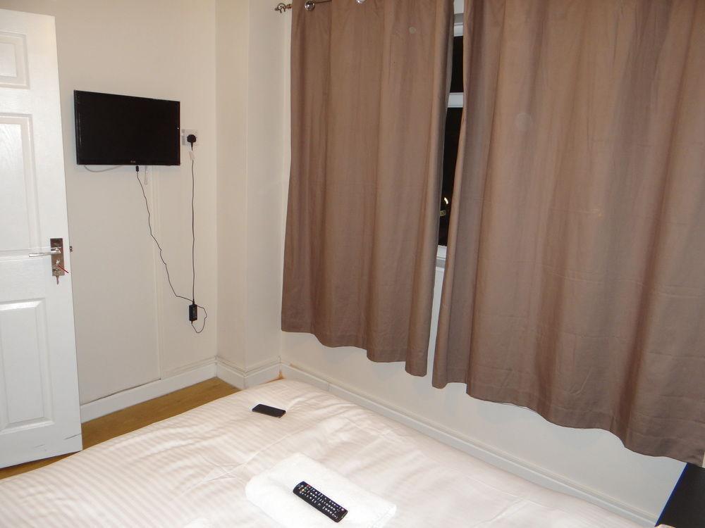 Hotel 70 Hockley Avenue à Barking  Extérieur photo