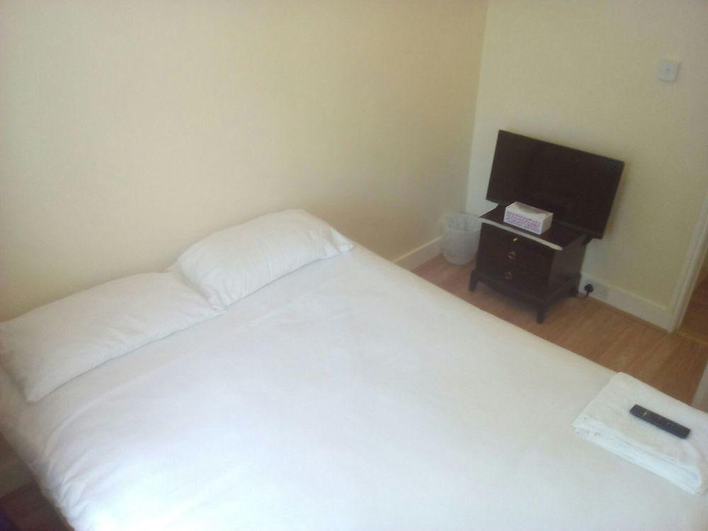 Hotel 70 Hockley Avenue à Barking  Extérieur photo