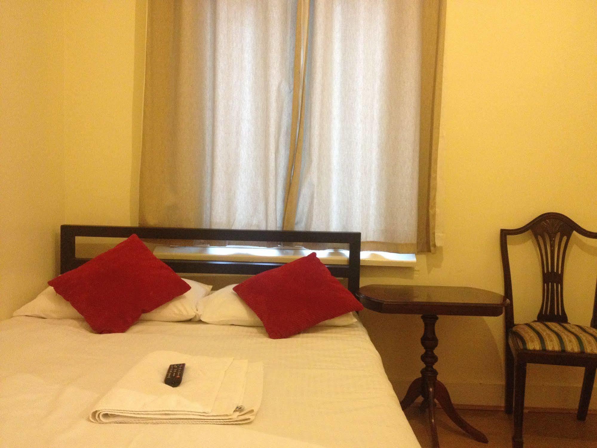 Hotel 70 Hockley Avenue à Barking  Extérieur photo