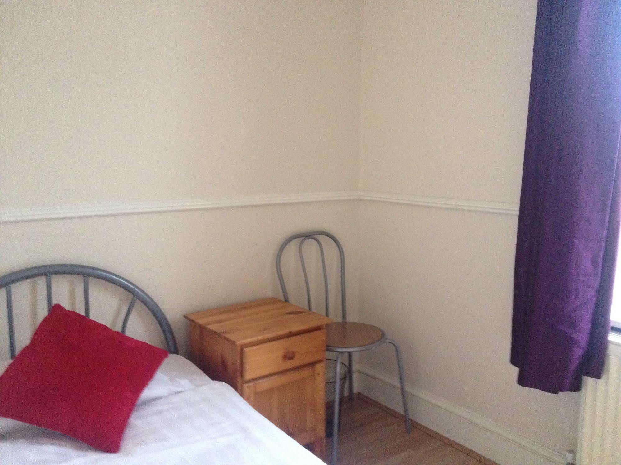 Hotel 70 Hockley Avenue à Barking  Extérieur photo