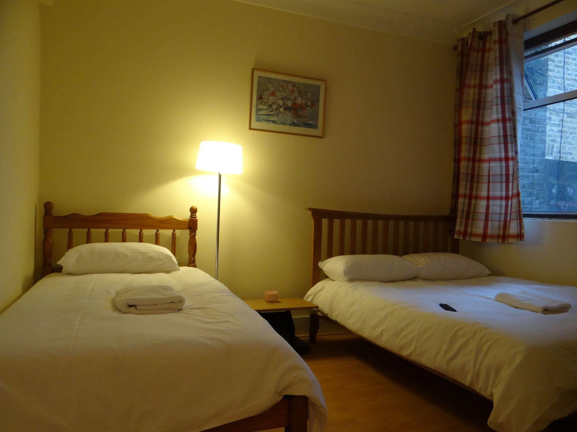 Hotel 70 Hockley Avenue à Barking  Extérieur photo